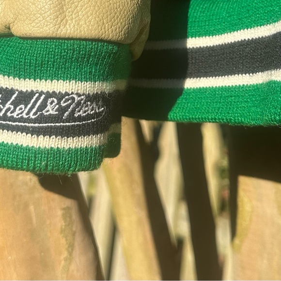 Philadelphia Eagles with this throwback NFL Mitchell & Ness jacket. - Picture 4 of 7